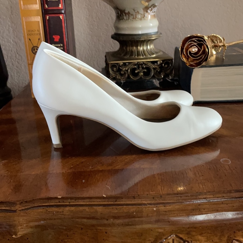 White heels - Picture 4 of 8